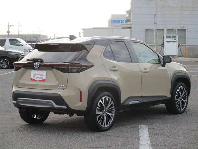 明るく広々、落ち着いた店内では、中古車のご検討・ご購入のほか、携帯電話（au）の購入等、様々なご相談に幅広く応えていきます♪