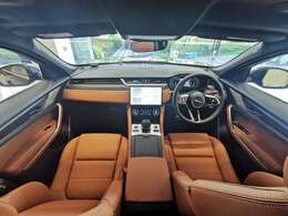 JAGUARならではの高級感と水平性を意識したデザインになっており、無駄のないラグジュアリーな作りを実現したインテリアとなっております。