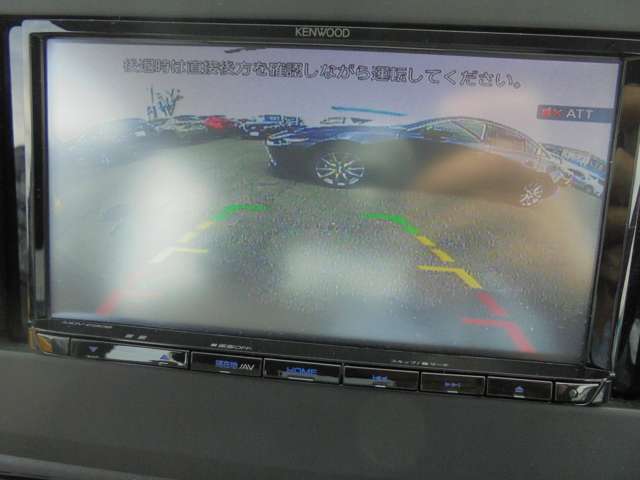後退時に車両の後ろ側をモニター画面に表示します。車庫入れなどでバックする際に後方確認ができて便利です。車庫入れが苦手な人もこれで安心。