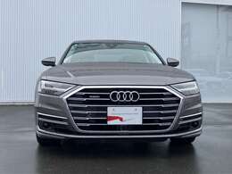 日本人デザイナーの発案によって2005年から採用されている、「シングルフレームグリル」。ひと目でAudiとわかる象徴的なデザインはAudiのブランドイメージを確立しています。