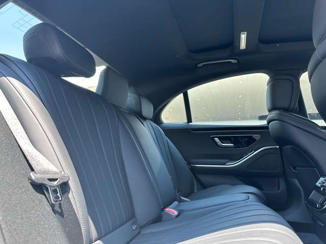 メルセデスの認定中古車は、走行距離無制限保障や、24Hのサポート、さらに日本全国ネットワークというサポートを致します。メルセデス認定中古車を選んだあなたの毎日に、この上ない歓びと安心をもたらすはずです。