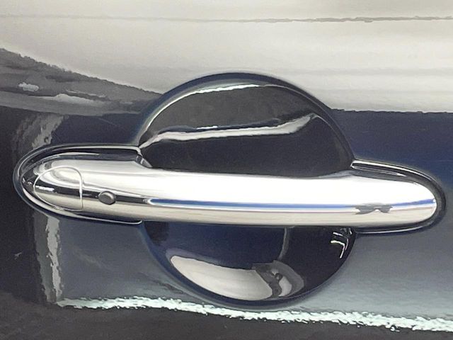 ●コンフォートアクセス：鍵を持っているだけで、ドアロック解除・施錠からエンジンスタートまで操作できる便利な機能です！