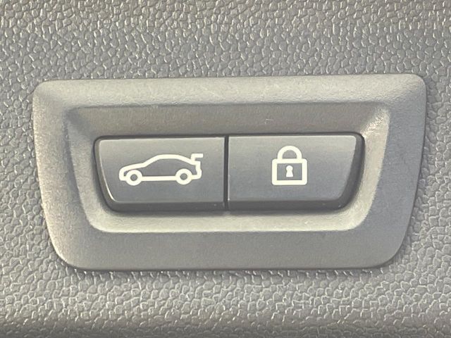 ●電動リアゲート：ワンタッチでリアゲートの開閉ができ、荷物などで両手が塞がっている状態でも簡単に開閉ができる便利機能です。