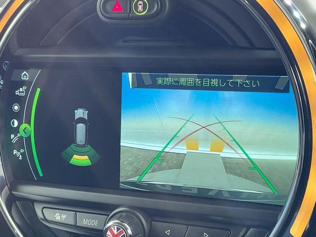 ●ガイドライン付きバックカメラ：不安な駐車もこれで安心！ガイドライン付きなので狭い箇所での駐車もラクラクです！