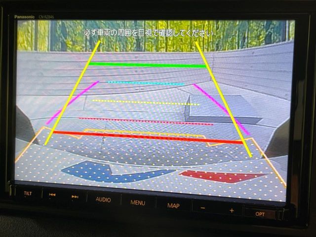 【バックカメラ】駐車時に後方がリアルタイム映像で確認できます。大型商業施設や立体駐車場での駐車時や、夜間のバック時に大活躍！運転スキルに関わらず、今や必須となった装備のひとつです！