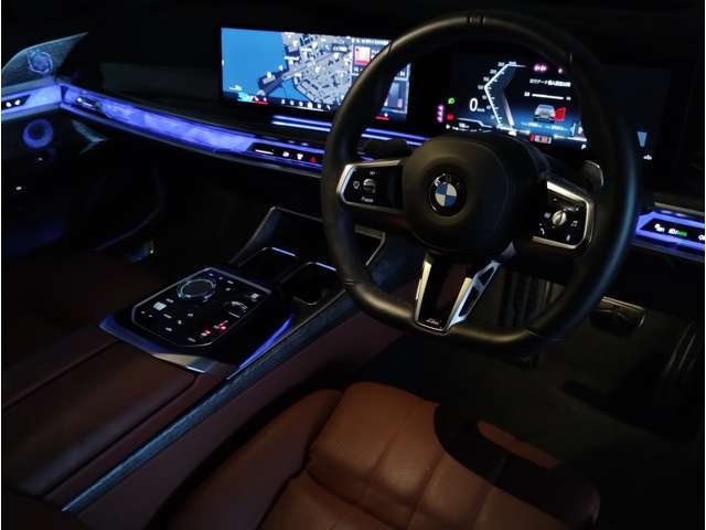 【アンビエントライト】アンビエントライトが加わる事で、車内空間に大きな違いが生まれます。特に夜間ドライブでは上質でラグジュアリーな車内を演出。ドライバー好みのイルミネーションをお楽しみ頂けます！