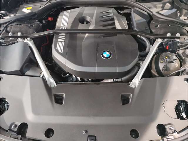【BMW伝統のシルキー6】滑らかなふけ上がりとパワーが官能的なドライビングの歓びを約束します！シリンダーを一直線に6つ並べ爆発振動を互いに打ち消しあう構造の為不快な振動のない理想のエンジンです。