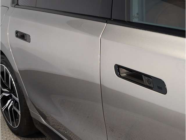 【デザインとの融合】BMWデザイナーが創り出したボディデザインを損なう事のない様に配置とデザインに拘っています。ドアノブについてもBMWの拘りに妥協はありません。