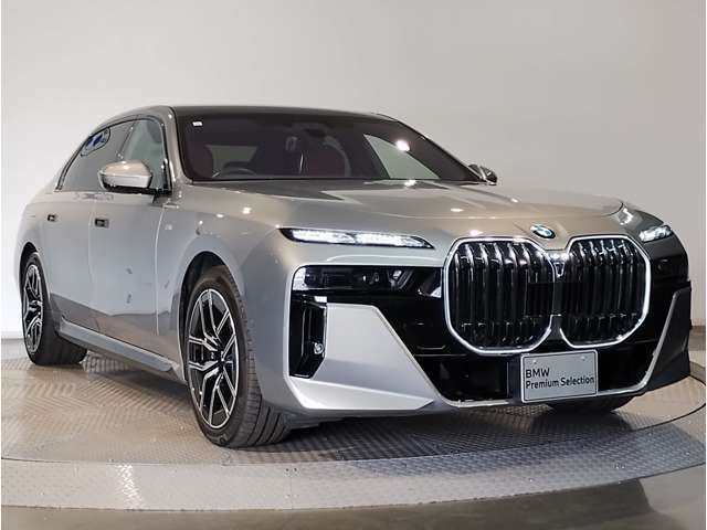 【50：50の重量配分】前後のタイヤにかかる車両重量を均等になる様に拘って設計。シャープで軽快なハンドリングを実現。ドライバーと車との一体感あるドライビングの歓びをご体感下さい！