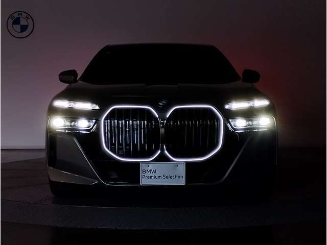 【キドニーグリル】BMWは約90年もの間、ほぼ全ての車両にひと目でBMWだと分かるこの特徴的なフロントグリルが備えられ、デザイン・アイコンとして親しまれてきました。