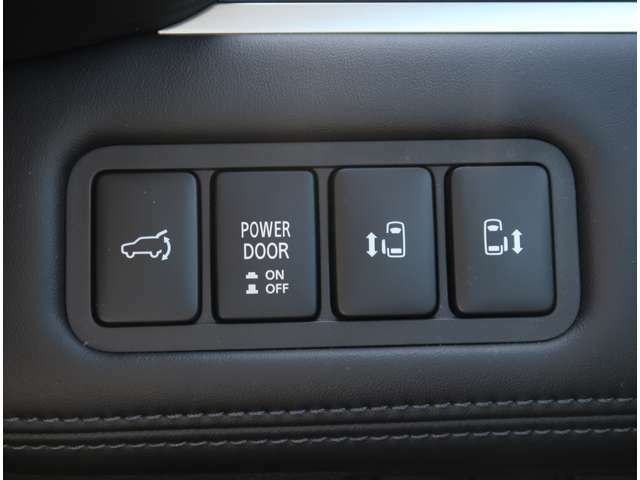 セーフティ機能付きエレクトリックテールゲートや両側電動スライドドアは、運転席のスイッチやリモコンキー操作で開閉操作が出来ます。障害物に当たると自動的に反転する安全機能も付いています。