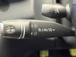 ●ディストロニックプラス：都市、郊外、高速道路などの走行時に、ステレオマルチパーパスカメラとレーダーセンサーにより、前走車を認識して速度に応じた車間距離を維持する次世代のクルコン！