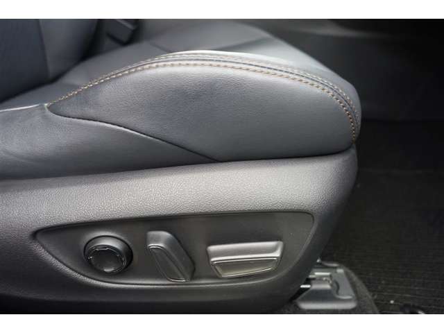 運転席にはパワーシートが付いております。パワーシートは指先1つで操作出来るためチカラの弱い女性の方でもシートに座ったまま操作出来ます♪