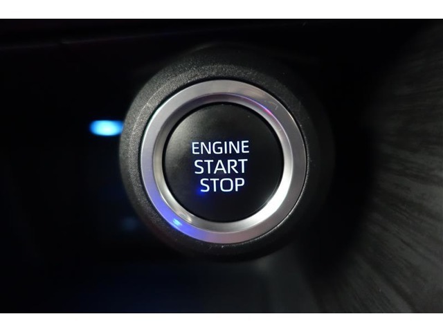 スマートエントリー＆プッシュスタートはキーをバッグ等に携帯している時にブレーキを踏んでスタートボタンを押すとエンジンが始動します。車内に忘れた場合にはロック出来ませんので締め忘れの心配もなくなります！