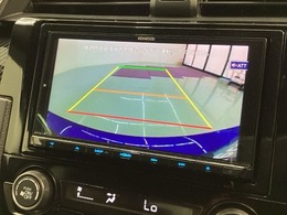 リバースギアに入れるだけで後方の表示へ切り替わります。夜間や雨の日の駐車も楽になりますよ。