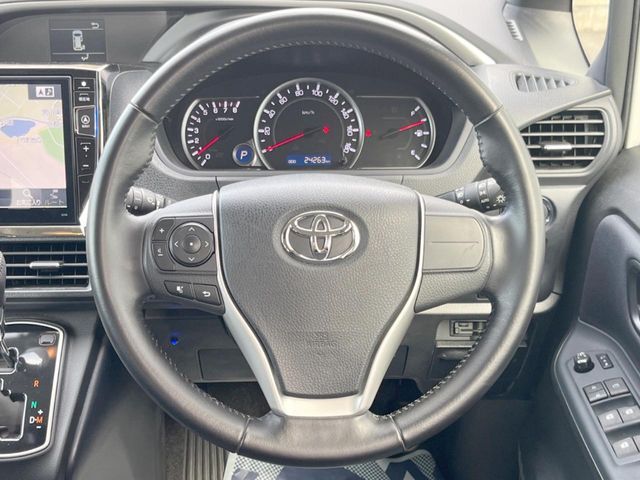 【純正革巻きステアリング】上質な革を使用することで、手にしっかり馴染みとても運転しやすいハンドルです♪