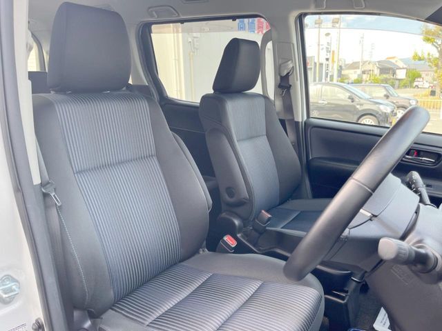 運転席まわりには十分なスペースがあり、大柄な方でもゆったり運転していただける環境です。