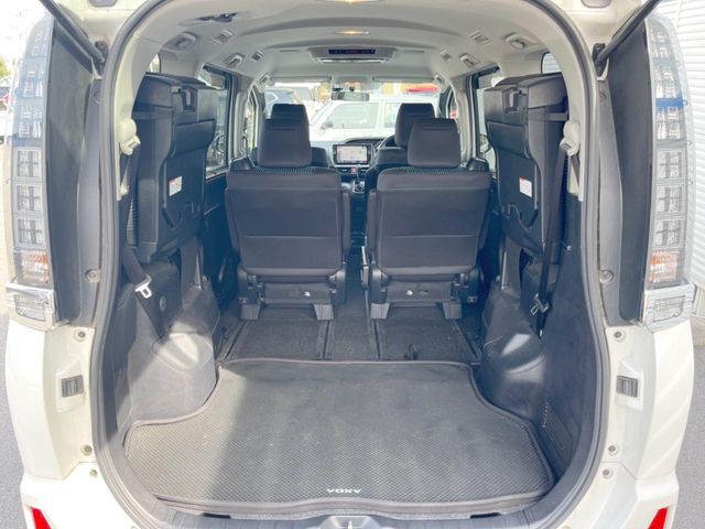 後席を格納すると、これだけの広さが！シーンに合わせたシートアレンジで、大きな荷物も積むことが出来ます♪