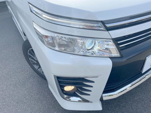 【LEDヘッドライト】悪天候や夜間走行時も良好な視界を確保し安心して運転できる高輝度LEDヘッドライトを装備！点灯速度が早く、消費電力も抑えられています。