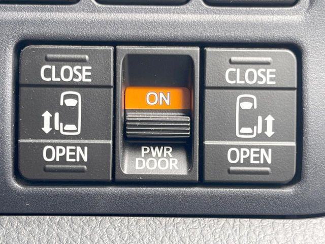 【両側パワースライドドア】スマートキーや運転席のスイッチで後席両側スライドドアの開閉が可能♪電動だから力を入れてドアを開ける必要が無く、小さなお子様でも簡単に開け閉めでき快適です♪
