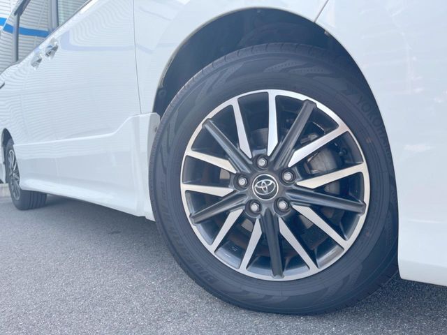 【純正16インチアルミホイール】外観にマッチした純正アルミホイールを装着しております。各種社外アルミホイールや、スタッドレスタイヤも取扱いしております。是非ご相談ください♪