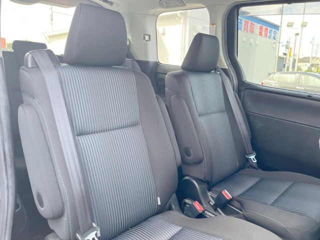 二列目中央はウォークスルーとなっております。二列目と三列目の移動や乗り降りがとっても楽になるので、乗り降りの際もストレスを感じることはありません♪