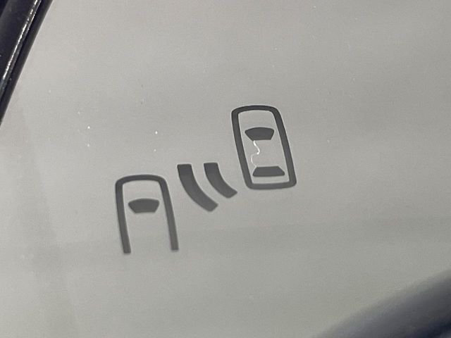 【ブラインドスポットモニター】走行中、ドアミラーの死角になりやすい箇所に後続車が接近するとサイドミラーのレンズに警告を表示！ドライバーに注意喚起をしてくれます。