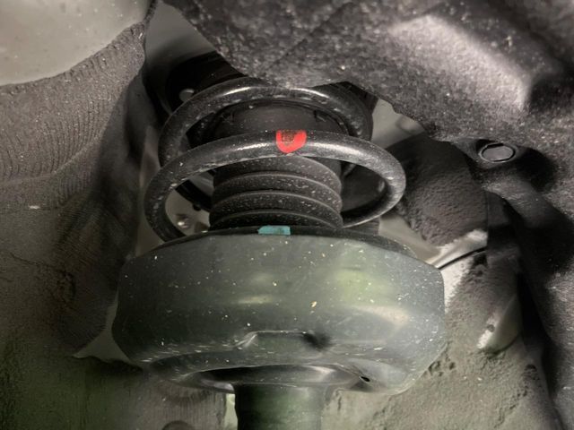 お車を安心してお乗りいただく為には、足回りの定期点検が欠かせません。サービスサポート（有償保証）では無料点検もご提供しており、安心のカーライフをお過ごしいただけるサポート体制が整っています。