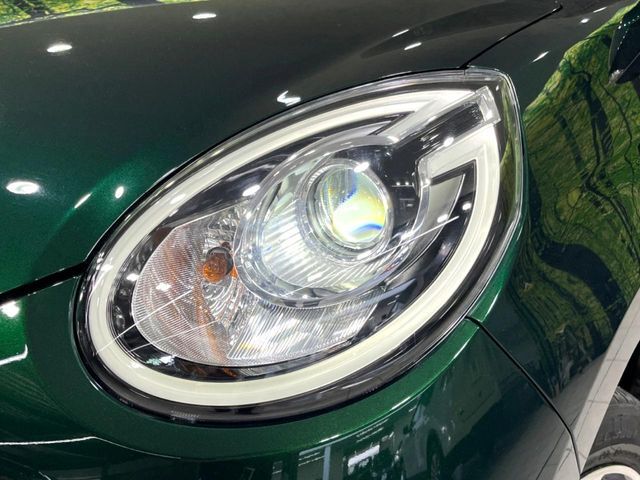 【LEDヘッドライト】悪天候や夜間走行時も良好な視界を確保し安心して運転できる高輝度LEDヘッドライトを装備！点灯速度が早く、消費電力も抑えられています。