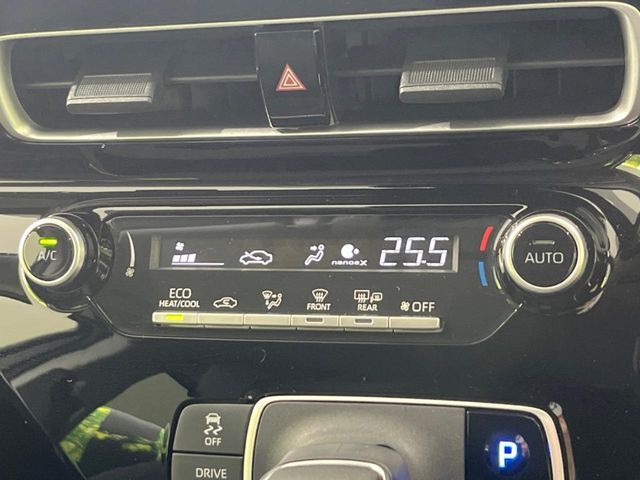 【オートエアコン】一度お好みの温度に設定すれば、車内の温度を検知し風量や温度を自動で調整。暑い…寒い…と何度もスイッチ操作をする必要はありません。快適な車内空間には必須の機能ですね♪