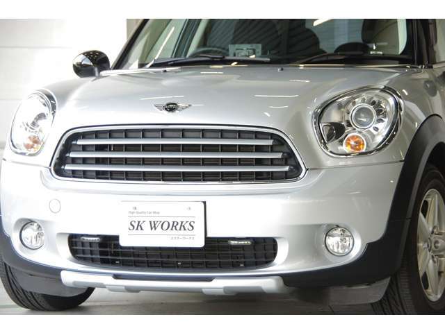 入念な下地処理後、ボディコーティングを施し、美しく輝くクリスタルシルバーのクロスオーバーです。保証書・取説・記録簿・スペアキー完備。全国納車致します。お問い合わせはお気軽に。