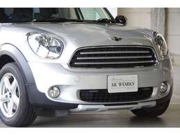 入念な下地処理後、ボディコーティングを施し、美しく輝くクリスタルシルバーのクロスオーバーです。保証書・取説・記録簿・スペアキー完備。全国納車致します。お問い合わせはお気軽に。