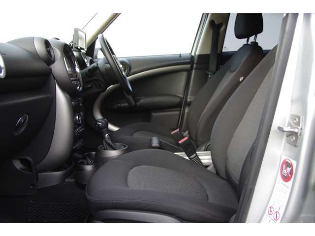 綺麗なインテリアを誇ります。カロッツェリアポータブルナビ・フルセグ地デジTV・バックカメラ・ドライブレコーダー・ETC・全国納車致します。お問い合わせはお気軽に。