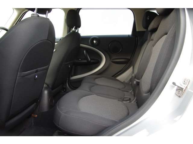 綺麗なインテリアを誇ります。カロッツェリアポータブルナビ・フルセグ地デジTV・バックカメラ・ドライブレコーダー・ETC・全国納車致します。お問い合わせはお気軽に。