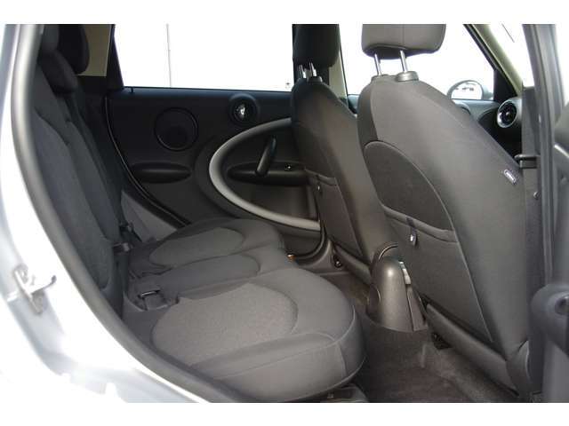 綺麗なインテリアを誇ります。カロッツェリアポータブルナビ・フルセグ地デジTV・バックカメラ・ドライブレコーダー・ETC・全国納車致します。お問い合わせはお気軽に。