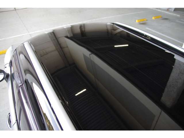 ブラックルーフも綺麗な状態です。入念な下地処理後、ボディコーティングを施し、美しく輝くクリスタルシルバーのクロスオーバーです。保証書・取説・記録簿・スペアキー完備。全国納車致します。