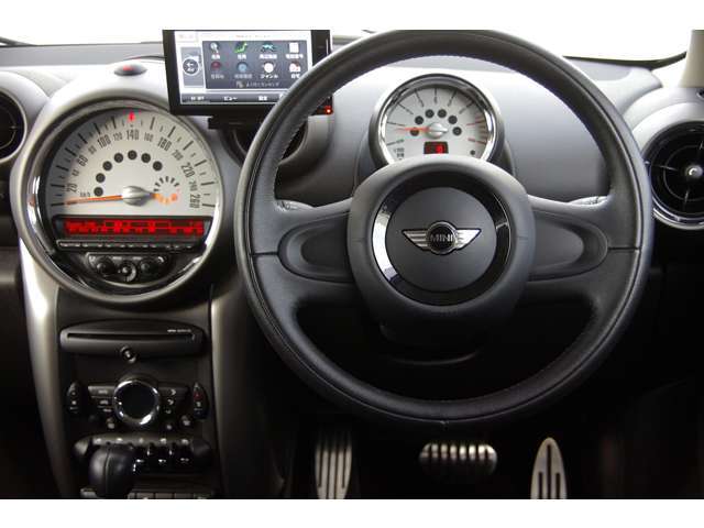 綺麗なインテリアを誇ります。カロッツェリアポータブルナビ・フルセグ地デジTV・バックカメラ・ドライブレコーダー・ETC・全国納車致します。お問い合わせはお気軽に。