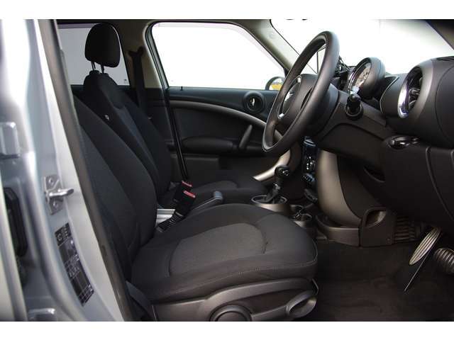 綺麗なインテリアを誇ります。カロッツェリアポータブルナビ・フルセグ地デジTV・バックカメラ・ドライブレコーダー・ETC・全国納車致します。お問い合わせはお気軽に。