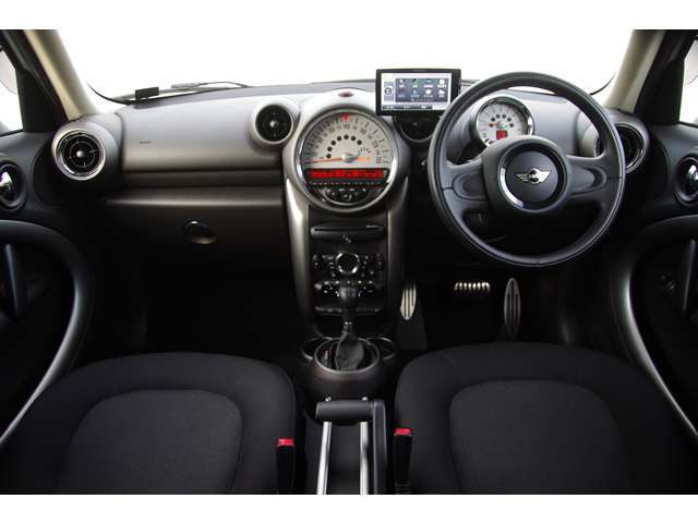 綺麗なインテリアを誇ります。カロッツェリアポータブルナビ・フルセグ地デジTV・バックカメラ・ドライブレコーダー・ETC・全国納車致します。お問い合わせはお気軽に。