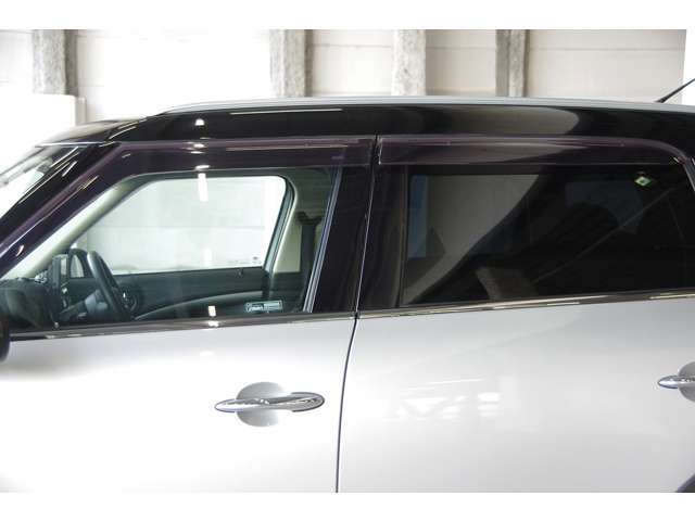 入念な下地処理後、ボディコーティングを施し、美しく輝くクリスタルシルバーのクロスオーバーです。保証書・取説・記録簿・スペアキー完備。全国納車致します。お問い合わせはお気軽に