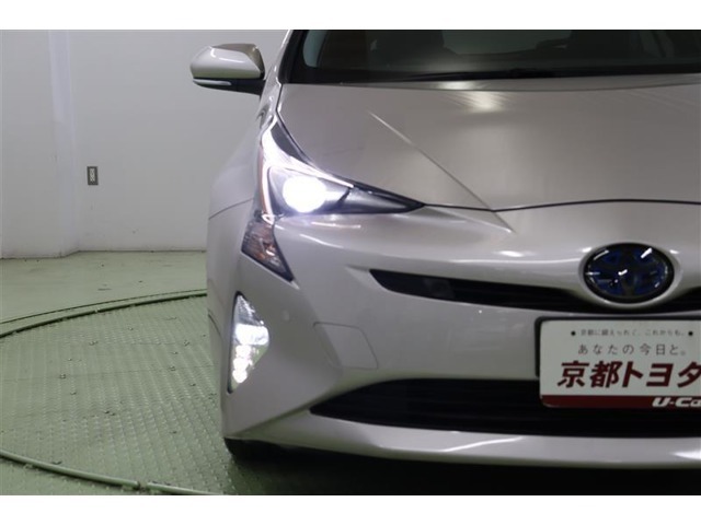 プリウスの特徴あるシャープな切れ長ヘッドライトはLED。前方の明るさを感知し、自動で切替わるオートハイビームを搭載しているので、面倒なヘッドライトの切替えは不要です。