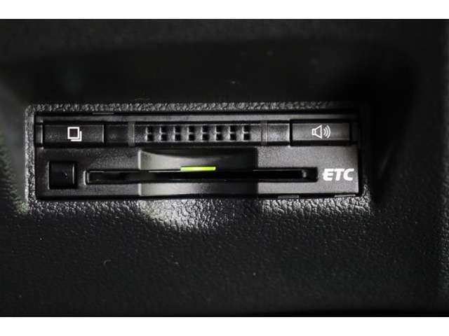 ETCはナビ連動機能付です。利用日や料金の確認がモニターで出来て便利ですよ。納車前には使用できるようにセットアップをさせていただきます。ETCカードの取扱もしておりますのでご相談下さいね。