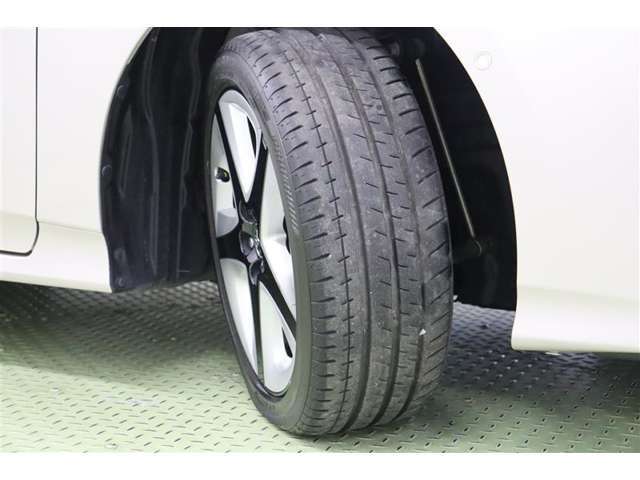 タイヤサイズ　215/45R17。