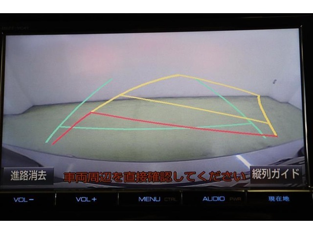 ハンドル操作に連動してガイドラインが変化するバックカメラ搭載です。クルマは構造上たくさんの死角がありますので、とても便利な機能ですね。あくまで補助の為の装備ですのでバックは目視での確認が大事ですよ！