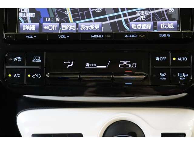エアコンの温度や風量の調整、吹き出し口の切替えはバーの上下操作です。シンプルで直感的に操作できるデザインです。