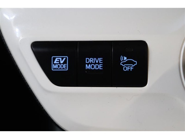 EVモードや、気分や走行状況に合わせて切替えられるドライブモードセレクトを装備。車の接近を音で知らせる車両接近通報装置は、早朝や深夜の帰宅など静かに走りたい場合には車にOFFボタンでオフできます。