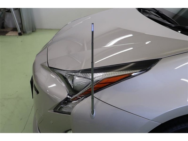 右側の運転席から最も遠く、把握しづらい車体左前方の距離感覚を視覚的にサポートしてくれるフェンダーポールを装備しています。狭い場所での運転に効果を発揮してくれます。