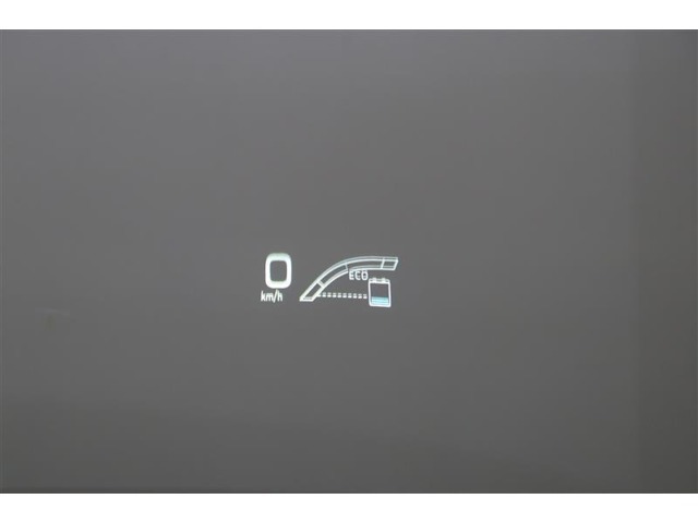 ヘッドアップディスプレイ（HUD）です。運転に必要な情報をフロントガラスの視野内に投影することで視線を外さず確認できます。視線移動や焦点調節が少なくて済むので安全性の向上に貢献します。