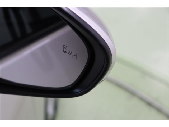ブラインドスポットモニター（BSM）を装備しています。隣を走る車両が死角に入るとミラー内LEDインジケーターが点灯。さらに、ウィンカーを出すとインジケーターが光って点滅して注意を促してくれます。