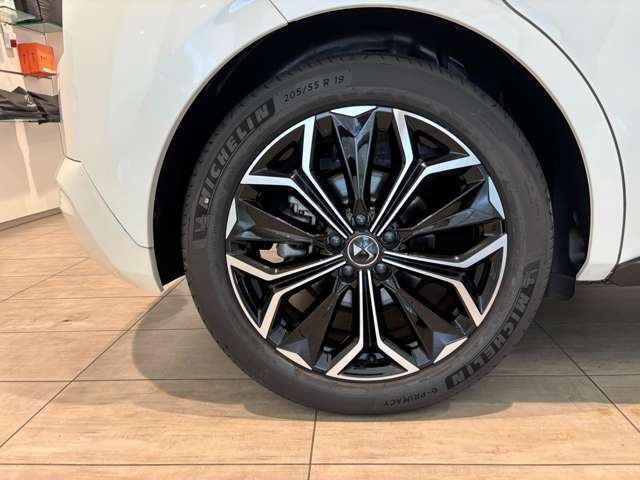 タイヤは純正19インチアロイです※本車両は弊社納車整備センターにて展示中、ご覧になられる際は事前に当店までご連絡ください